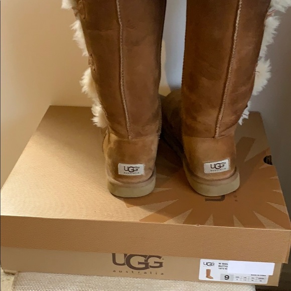 UGG Bailey button tan boots - Picture 7 of 8